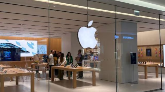 Mặt tiền cửa hàng Apple Hebbal tại Trung tâm thương mại Phoenix Mall Of Asia.