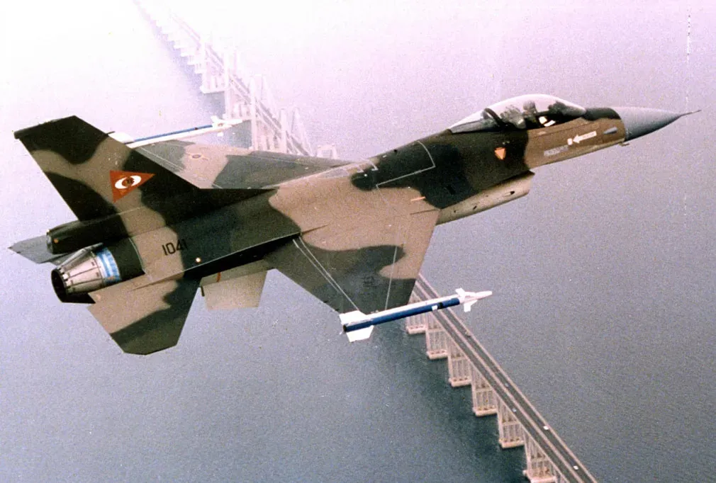 Hình ảnh chiến đấu cơ F-16 của Venezuela được trang bị tên lửa. Ảnh: The War Zone.