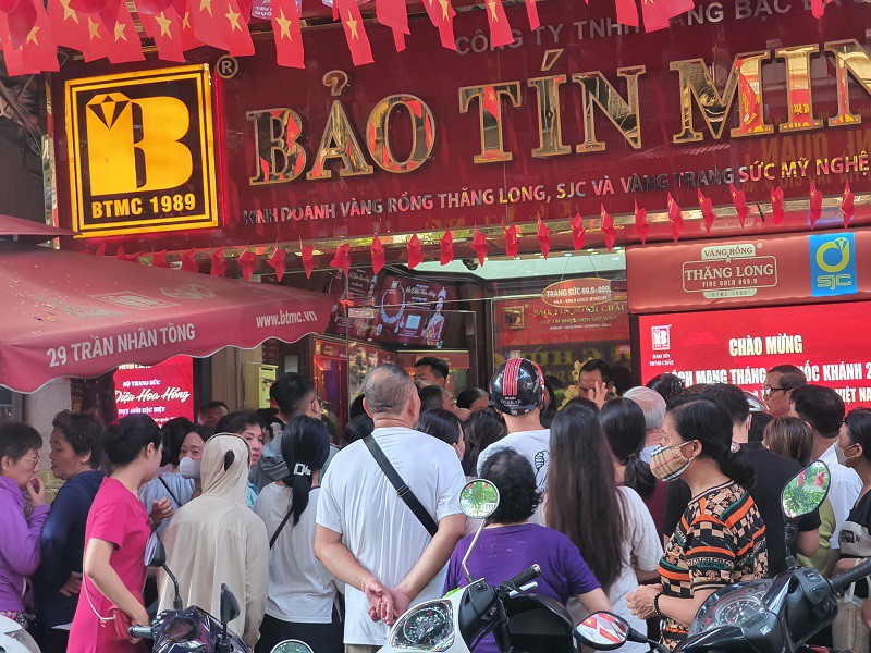 Người dân xếp hàng trước tiệm vàng lớn để mua vàng.