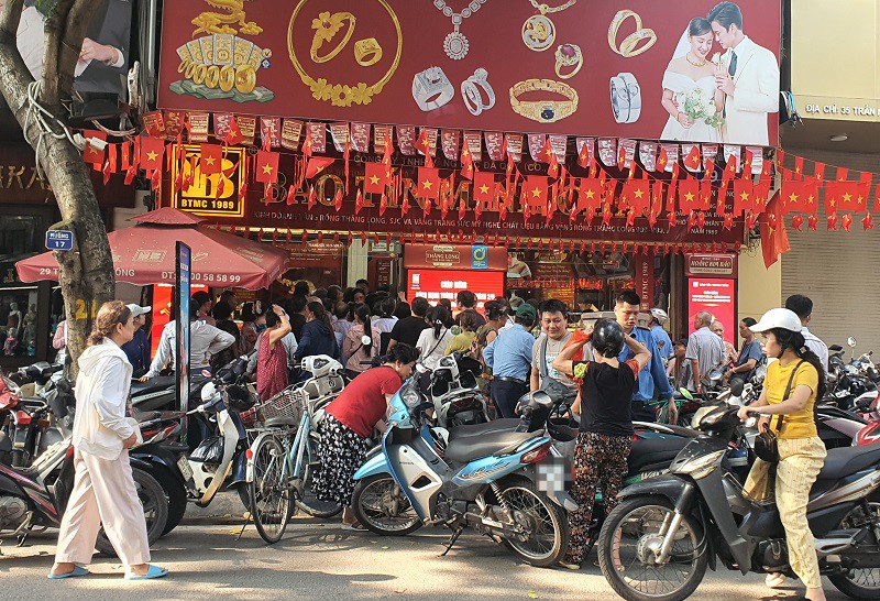 Người dân chủ yếu đổ xô về các cửa hàng vàng lớn để mua bán trong nhiều ngày gần đây.