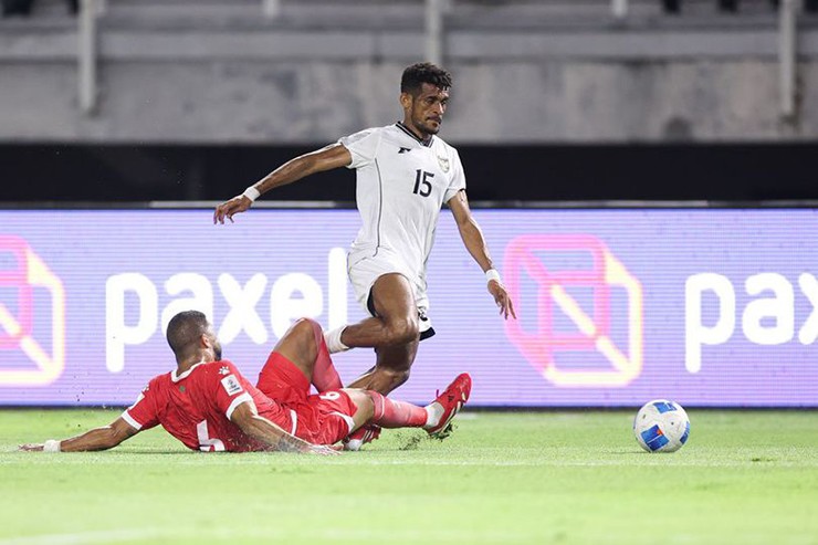 Không khí căng thẳng bao trùm ngay sau tiếng còi khai cuộc trận Indonesia - Lebanon