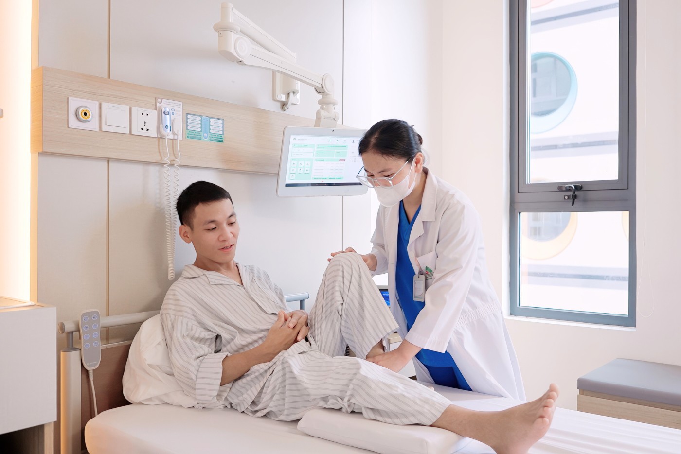ThS.BSNT Nguyễn Thị Vân thăm khám cho bệnh nhân M.