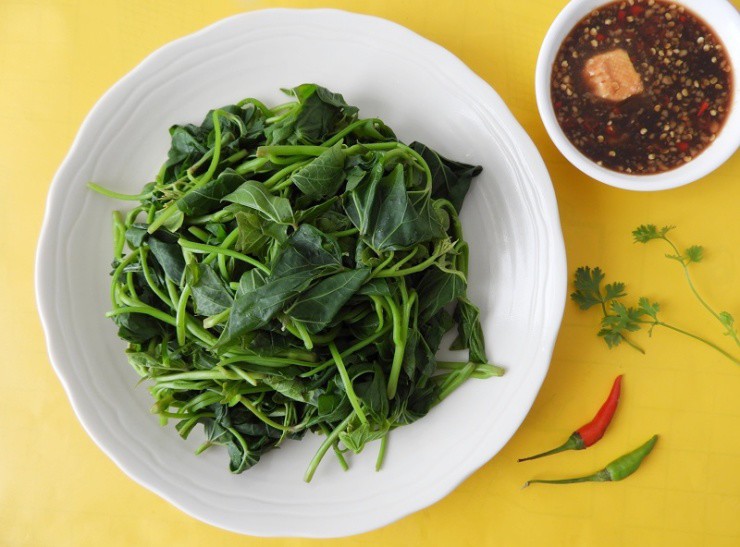 Rau xưa người Việt cho lợn ăn, nay lên bàn tiệc ở nước ngoài, hơn 1 triệu/kg - 2