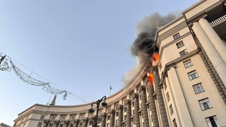 Lửa cháy ở tòa nhà chính phủ Ukraine trong đợt tập kích tầm xa mới nhất của Nga. Ảnh: RT.