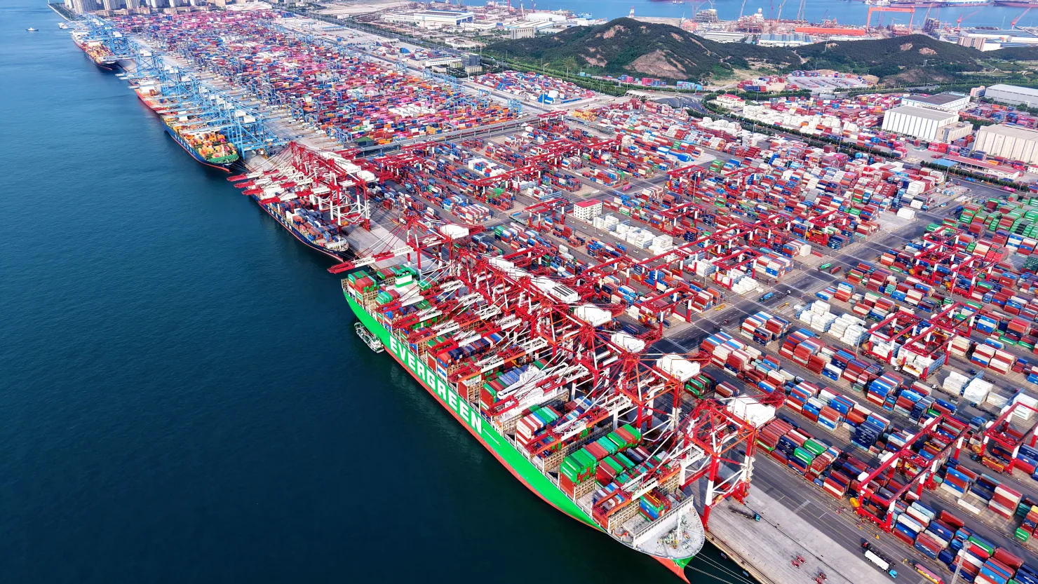 Một tàu chở hàng đang bốc dỡ các container thương mại nước ngoài tại Cảng Thanh Đảo, Tỉnh Sơn Đông, Trung Quốc vào ngày 9/6/2025.