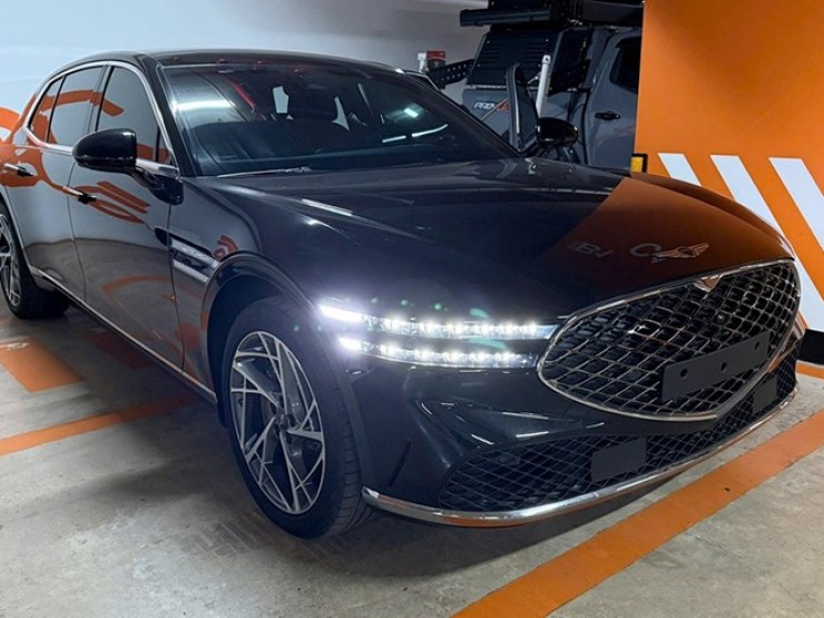 Xe sang Genesis G90 mới tinh rao bán cao hơn Mercedes-Benz S-Class