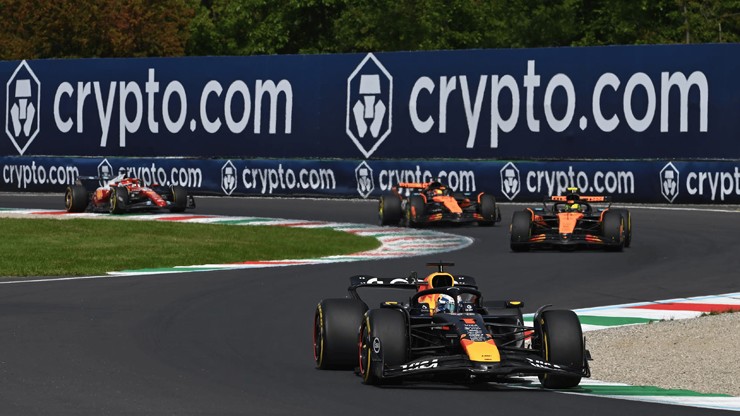 Verstappen nắm quyền kiểm soát cuộc đua từ những vòng đầu tiên