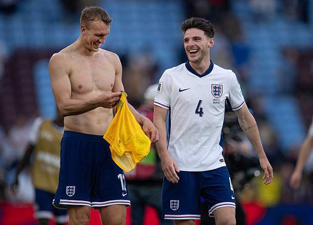Declan Rice (phải) ghi bàn giúp ĐT Anh thắng Andorra