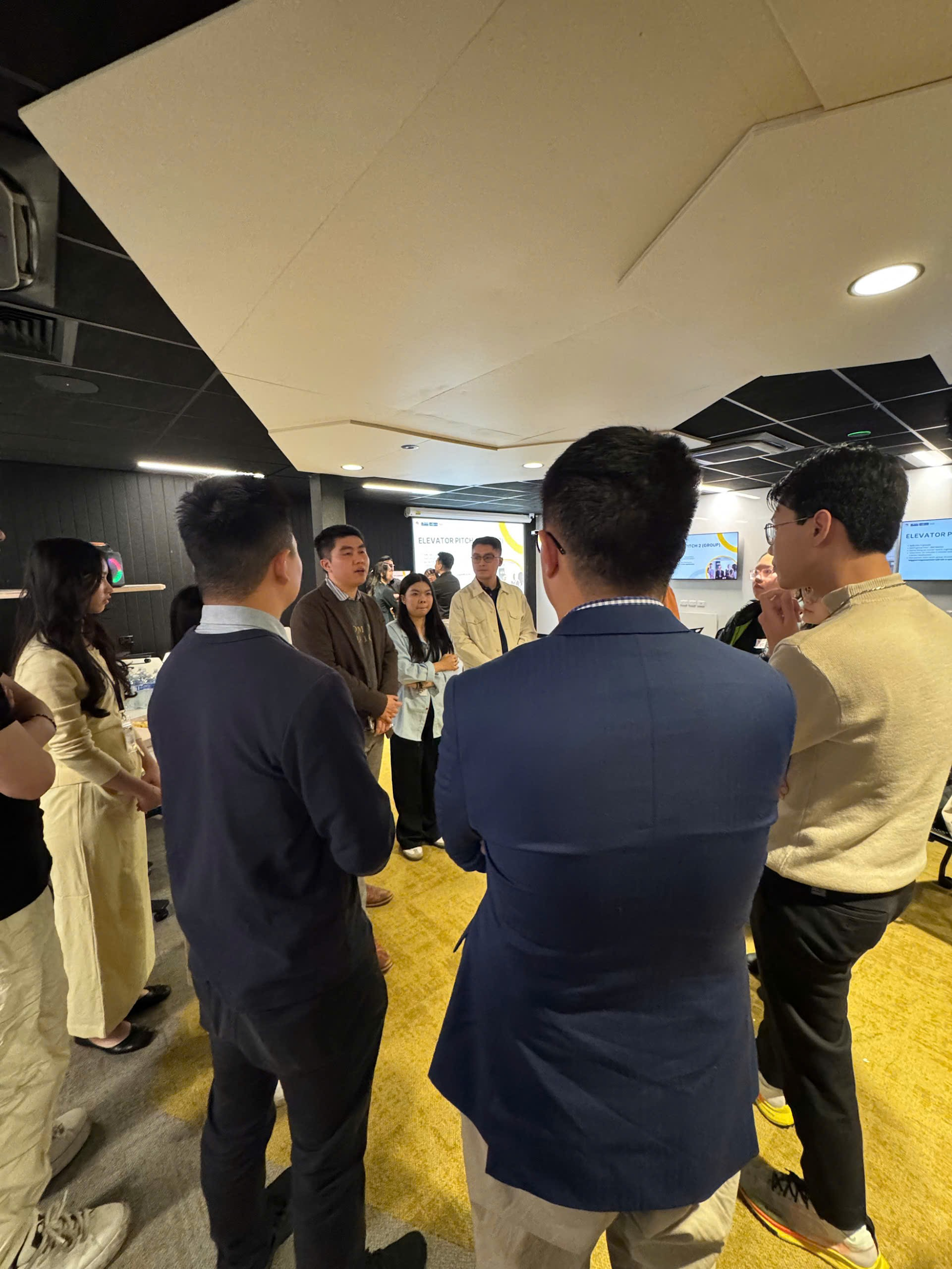 Mentor Tuấn Hoàng trong 1 buổi chia sẻ (áo nâu)