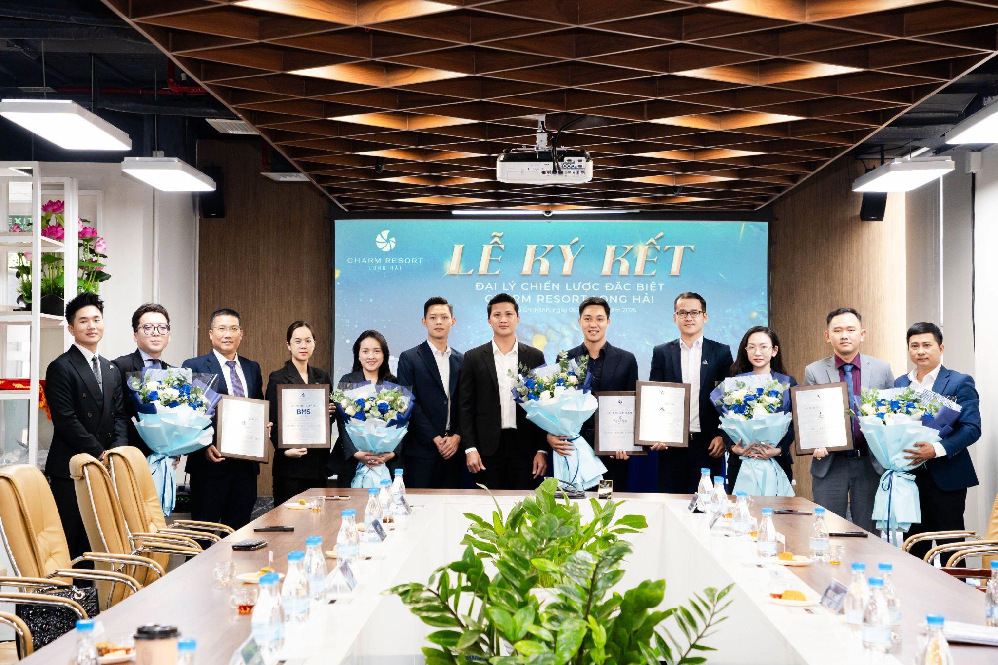Đại diện chủ đầu tư Charm Resort Long Hải (áo đen, đứng giữa) cùng các đối tác chiến lược trong buổi ký kết hợp tác