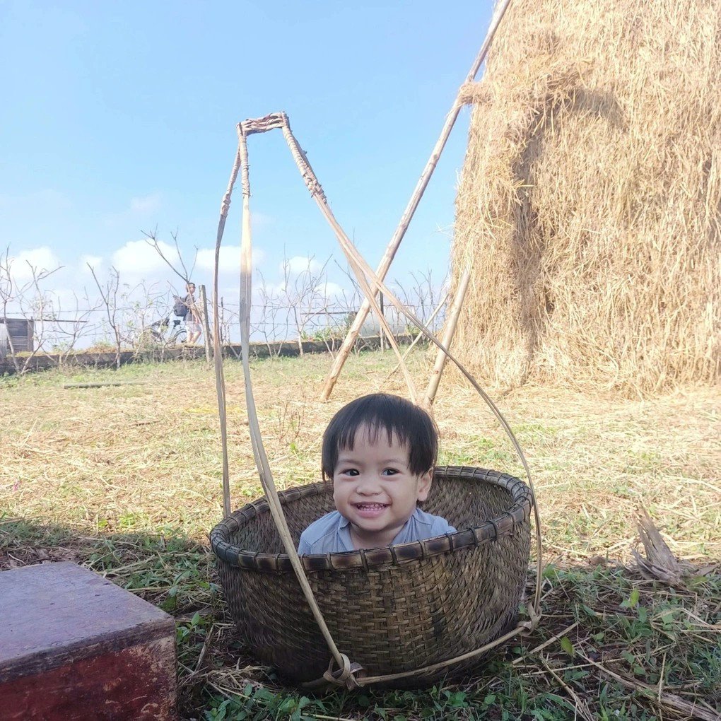 Em bé 2 tuổi ngồi khóc thét bên thi thể mẹ trong ‘Mưa đỏ’ - 1