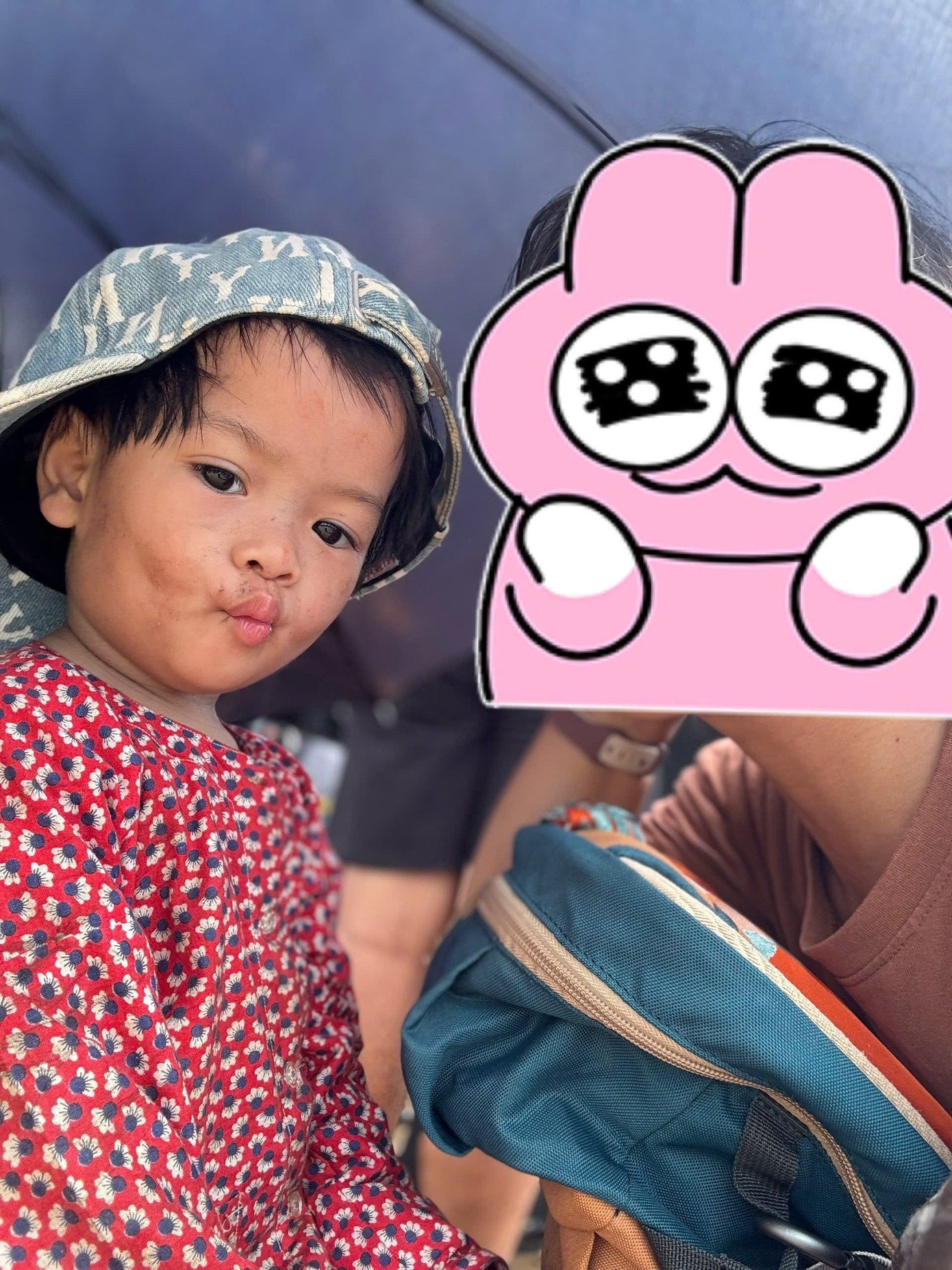 Em bé 2 tuổi ngồi khóc thét bên thi thể mẹ trong ‘Mưa đỏ’ - 3