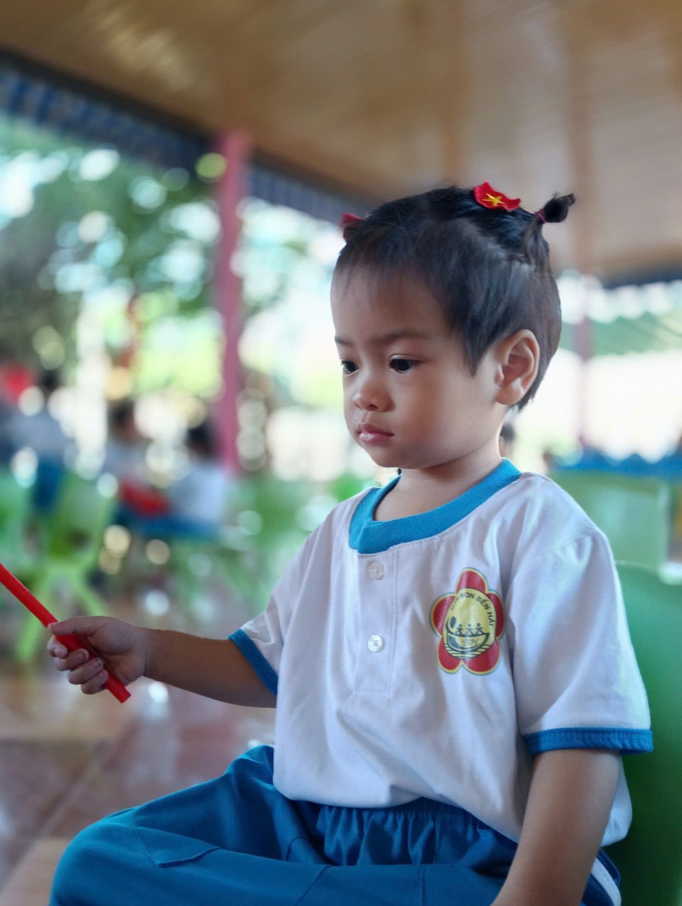 Diễn viên nhí Bảo Vy khi quay phim Mưa đỏ và hiện tại.