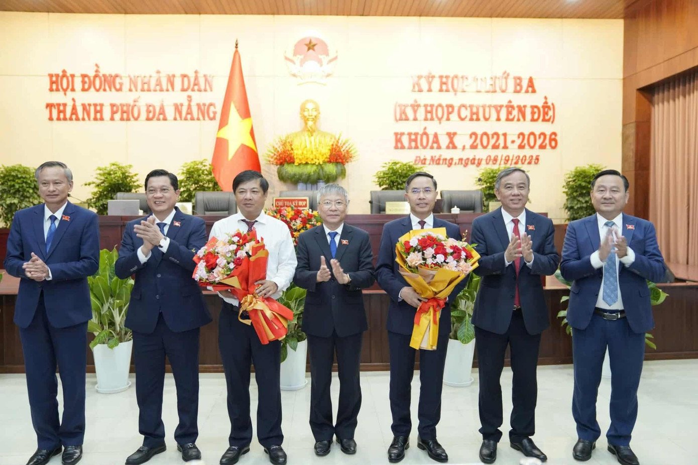 Ông Phạm Đức Ấn (thứ ba, từ phải sang) nhận hoa chúc mừng của các đại biểu.