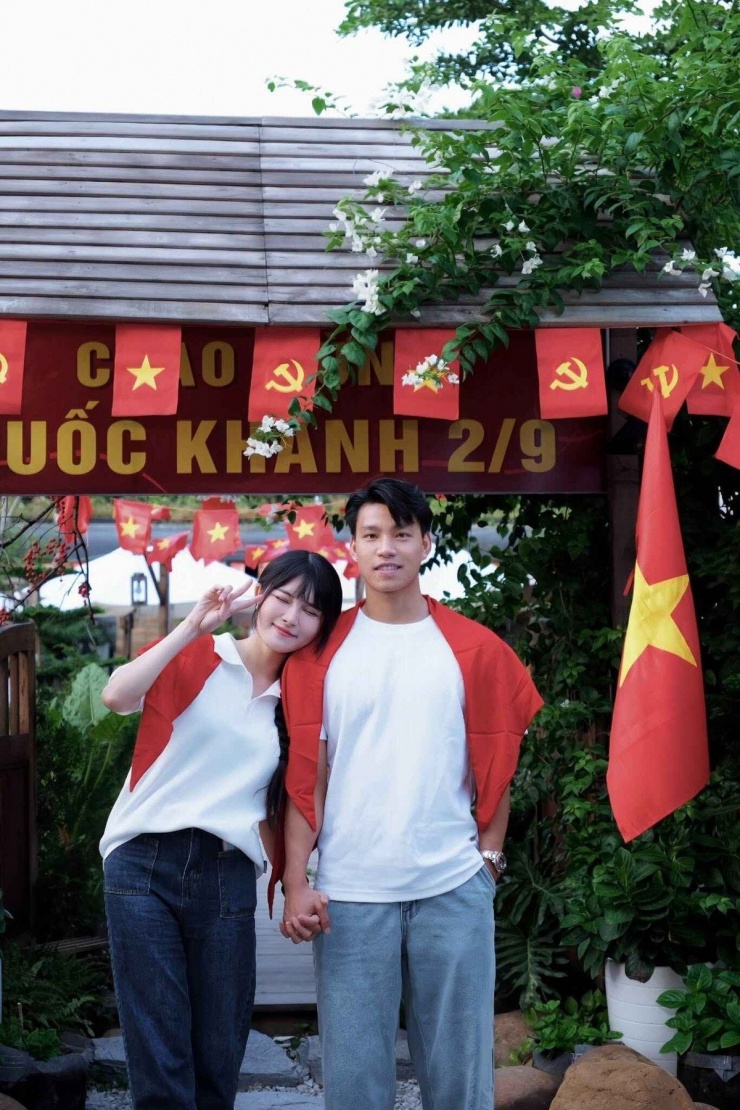 Trong bức hình, Văn Thanh và bạn gái là Trần Bích Hạnh diện đồ đơn giản, khoác vai tình cảm, tay trong tay đầy ngọt ngào.