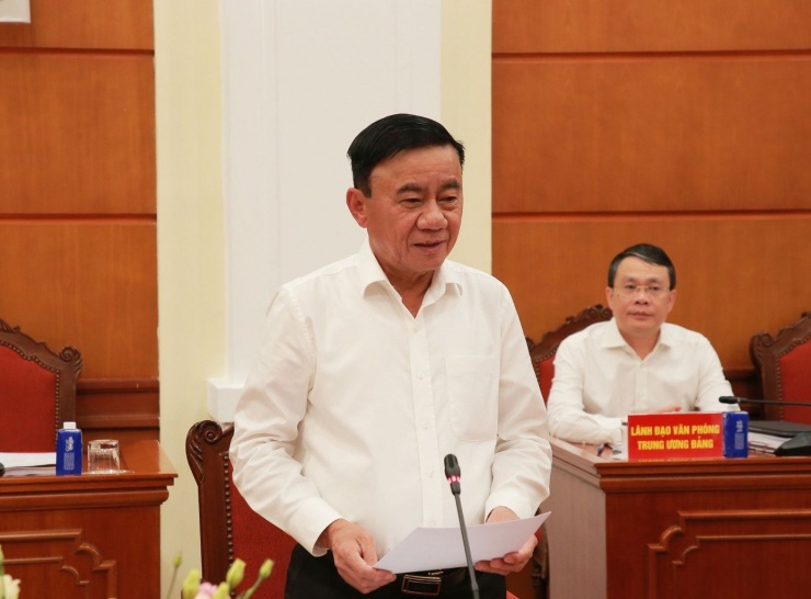 Thường trực Ban Bí thư Trần Cẩm Tú phát biểu tại buổi làm việc với Ban Thường vụ Tỉnh uỷ Vĩnh Long. Ảnh: Cổng thông tin Đảng Cộng sản.