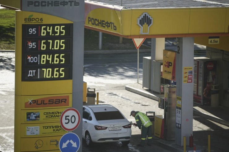 Một ô tô đổ xăng tại trạm xăng ở Moscow – Nga. Ảnh: AP