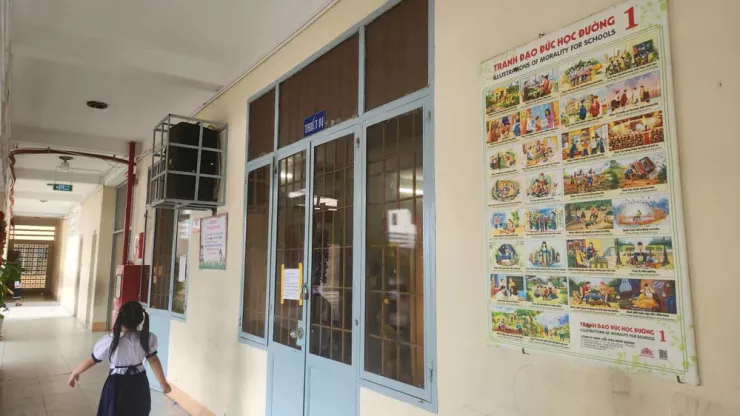 Tranh đạo đức học đường được dán trên tường trường tiểu học Quang Trung, phường Phú Mỹ (Ảnh chụp sáng 8-9): TK