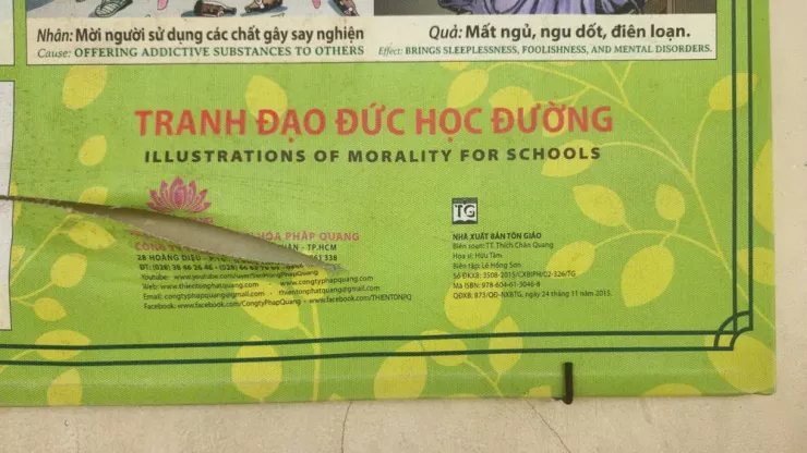 Tranh đạo đức học đường ghi chú nơi xuất bản và người biên soạn (ảnh chụp sáng 8-9). Ảnh: TK