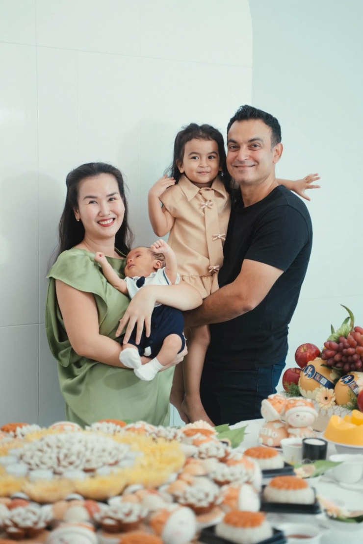 Chuyện tình vượt khác biệt văn hóa của vợ chồng Võ Hạ Trâm - 11