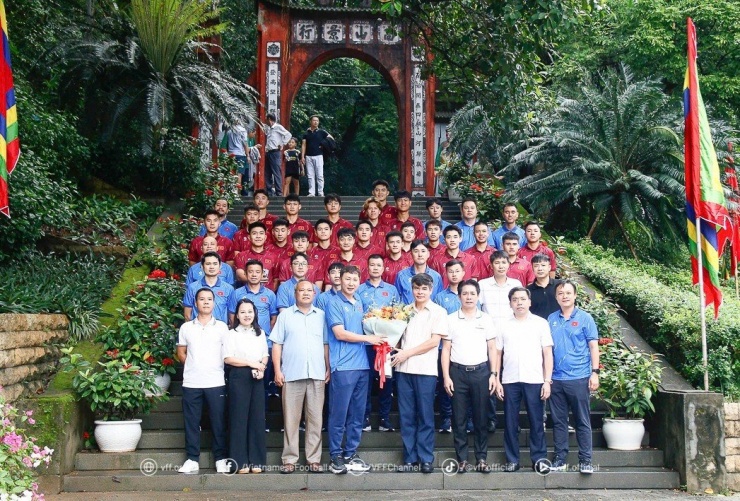Thầy trò HLV Kim Sang-sik dâng hương tại Đền Hùng trước Vòng loại U23 châu Á 2026.