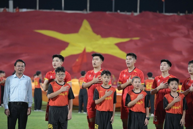 Sự cuồng nhiệt của khán giả Việt Trì là một trong những yếu tố làm nên chiến thắng.