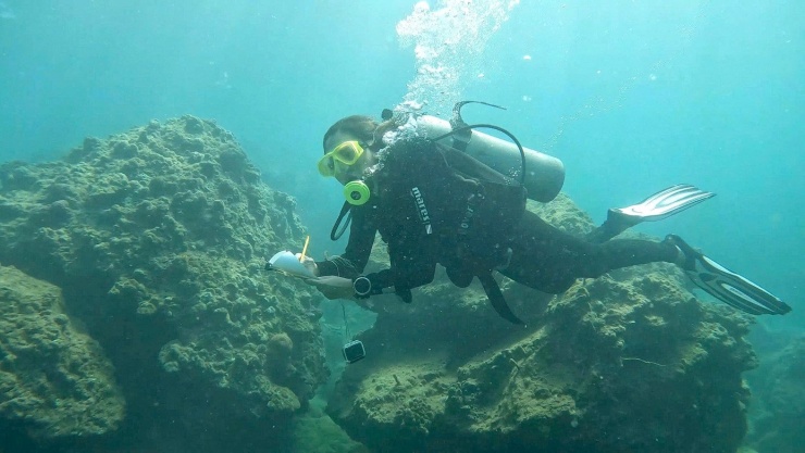 Những kỹ sư trẻ giỏi chuyên môn lặn nhiều giờ đồng hồ dưới đáy biển.