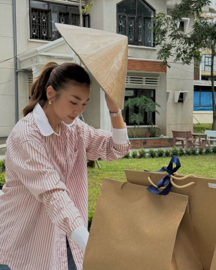 Dịp sinh nhật năm nay, ngoài ở bên người thân, bạn bè, Thanh Hằng còn dành thời gian tặng quà cho những người có hoàn cảnh khó khăn. Cô cho biết luôn nỗ lực để trở thành người biết cho đi nhiều hơn.