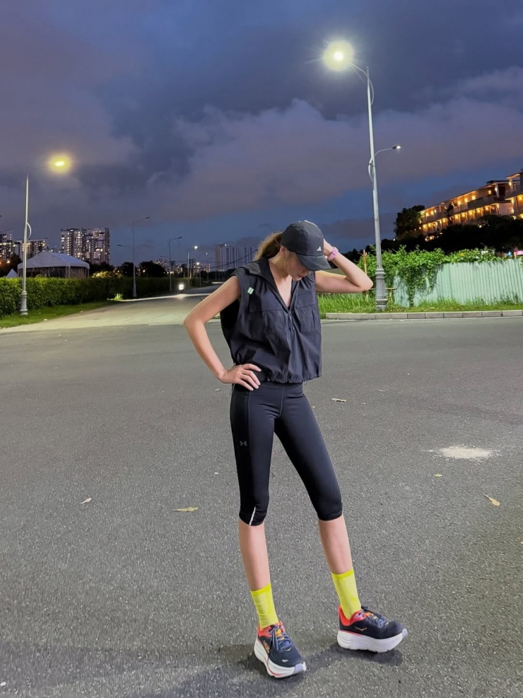 Để đảm bảo sức khỏe và duy trì vóc dáng, Thanh Hằng tập gym, yoga, đạp xe và chạy bộ. Các bài tập này giúp cô siết cơ, săn chắc, dẻo dai, giữ phom chuẩn. Thỉnh thoảng, cô còn tập Muay Thái cùng chồng - nhạc trưởng Trần Nhật Minh.