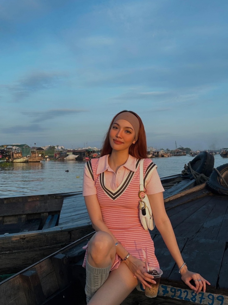 Ngoài Lady, cô còn có vài chiếc túi yên ngựa màu kem và đỏ, ba túi tote cỡ lớn.