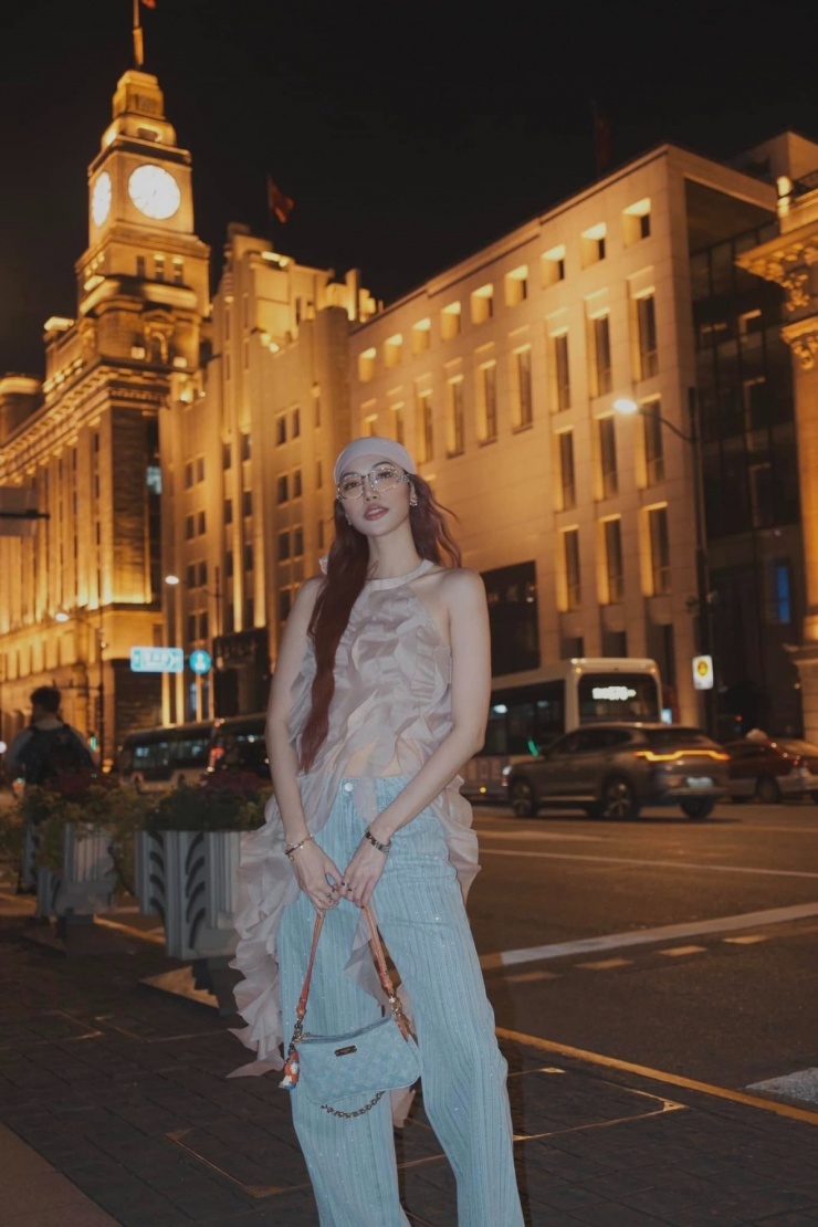 Người mẫu sắm túi denim của Louis Vuitton đồng điệu quần jeans, phối áo xếp bèo và băng đô.