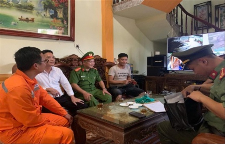 Ðội Quản lý Ðiện lực khu vực Ân Thi (Hưng Yên) phối hợp cùng khách hàng Hồ Văn Trường làm việc với Công an xã Ân Thi. Anh Trường, chủ tài khoản Facebook “Hồ Trường”, thừa nhận sai sót và khuyến cáo mọi người không nên đăng tải thông tin chưa kiểm chứng