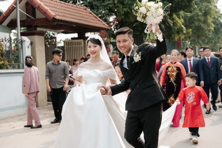 Chú rể đi bộ đón dâu&nbsp;