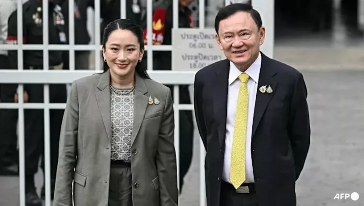Cựu thủ tướng Thái Lan Thaksin Shinawatra và con gái Paetongtarn Shinawatra đến nghe phán quyết của Tòa án Tối cao sáng 9-9. Ảnh: AFP