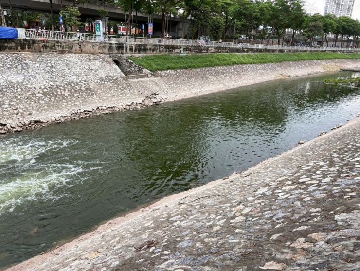 Đại diện Ban Quản lý dự án đầu tư xây dựng công trình hạ tầng kỹ thuật và nông nghiệp Hà Nội (Ban nông nghiệp) cho biết tuyến ống riêng dẫn nước này gồm 2 đường ống HDPE song song với đường kính D1200.