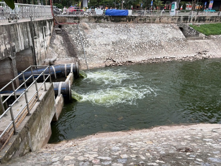 Hai tuyến ống dẫn nước đường kính 1,2m, đưa nguồn nước từ hồ Tây về cải tạo sông Tô Lịch. Được biết, Nhựa Châu Âu Xanh - EUROPIPE là đơn vị cung cấp đường ống này.