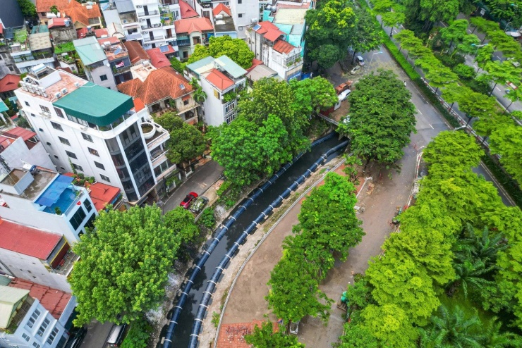 Đường ống dẫn nước từ hồ Tây về sông Tô Lịch nhìn từ trên cao. Ảnh: Trọng Tài