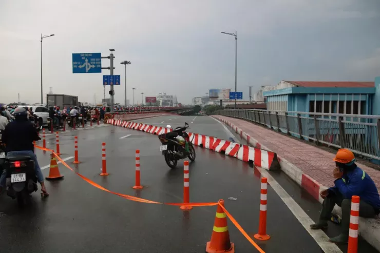 Cầu Bình Lợi đóng tạm lối xuống vòng xoay Phạm Văn Đồng - Quốc Lộ 13.