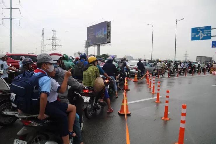 Xe nhích từng chút một trên cầu.