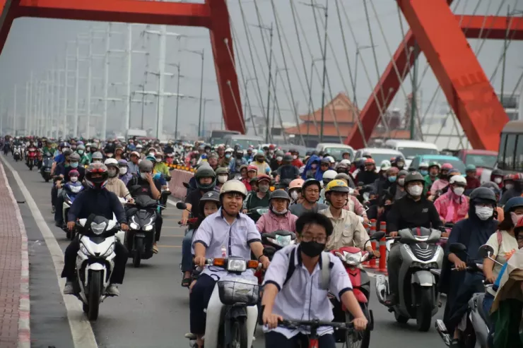 Ngày đầu thí điểm, người dân còn lúng túng.