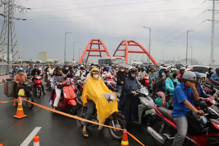 TP.HCM: Mở lại lối xuống cầu Bình Lợi vì ùn tắc nghiêm trọng - 10