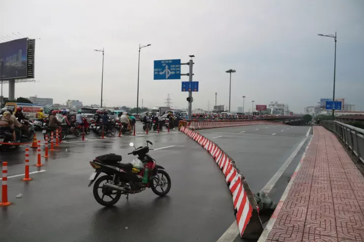 TP.HCM: Mở lại lối xuống cầu Bình Lợi vì ùn tắc nghiêm trọng - 11