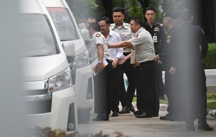 Ông Thaksin rời khỏi tòa án sáng 9/9 và lên xe của Cục Cải huấn. (Ảnh: Reuters)