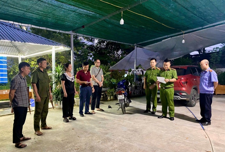 Cơ quan công an thi hành Lệnh khám xét nơi ở của đối tượng Phạm Thị Lan Anh tức Anh "khàn". Ảnh: CACC