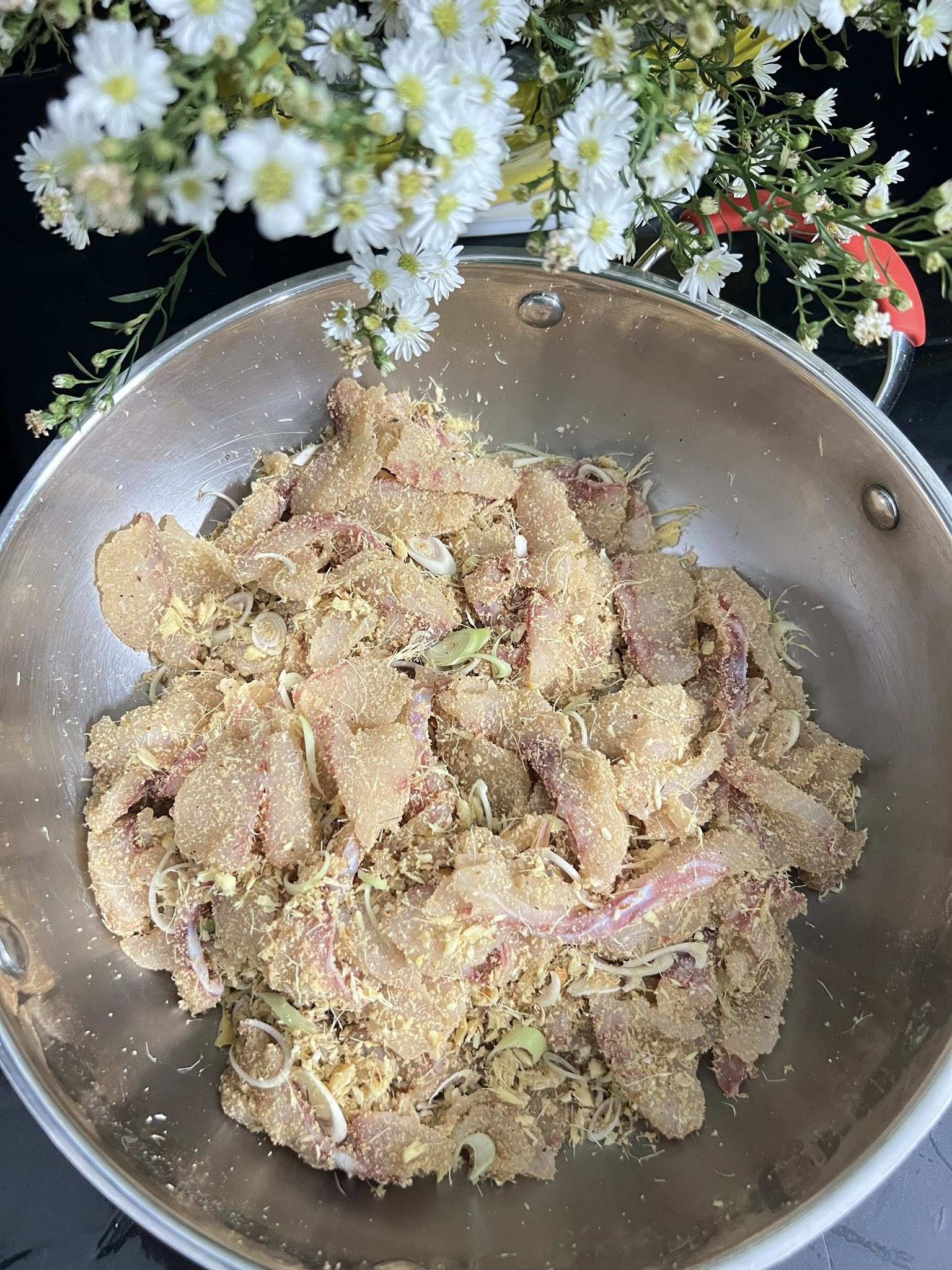 Ướp cá với chút hạt nêm, đường, bột ngọt trộn đều cùng 150gr riềng xay, thính và sả thái lát.