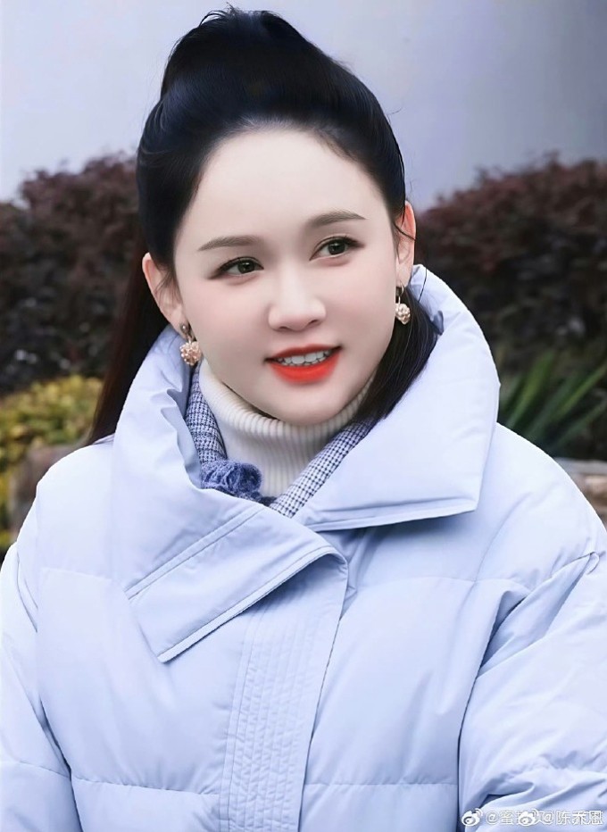 Hồi đầu năm 2025, gương mặt Trần Kiều Ân tròn xoe, lộ rõ dấu hiệu tăng cân.