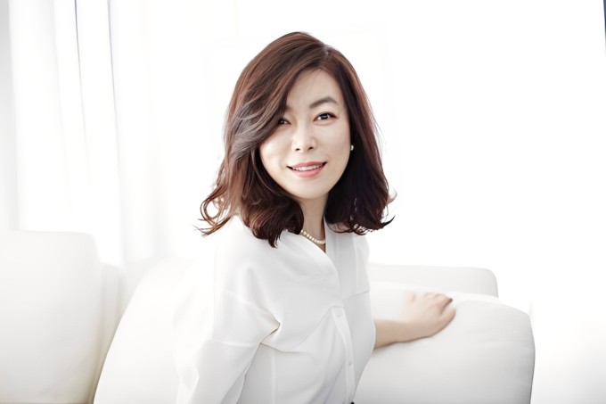 Choi Hwa Jung được khán giả gọi bằng biệt danh 'MC quốc dân' nhờ sự gần gũi và bền bỉ với nghề.