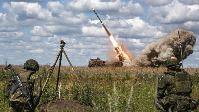 Quân nhân Nga nổ súng vào các vị trí của Ukraine trong chiến dịch quân sự tại Ukraine. (Nguồn: Sputnik)