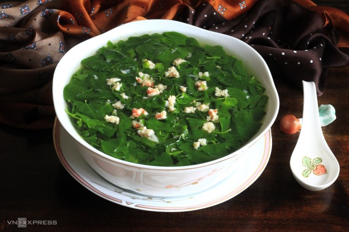 Canh rau ngót "chuẩn vị" là sau khi nấu lá vẫn có màu xanh, nước trong. Ảnh: Bùi Thủy