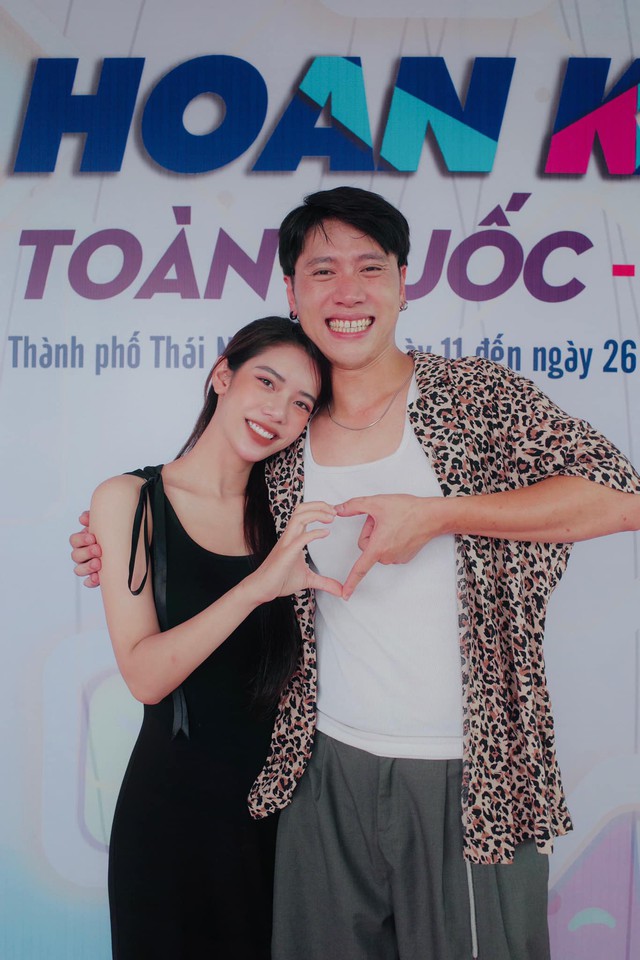 Trong đời tư, Thanh Phụng là người vợ, người đồng nghiệp tâm lý của chồng. Vì cùng nghề và được chồng chia sẻ chân thành về công việc nên cô đồng cảm, thấu hiểu được mọi thứ. Tuy nhiên, trong dự án "Mưa đỏ" đã có lúc Thanh Phụng không vui. Chính Sen - diễn viên Hoàng Long đã tâm sự với báo chí: "Bà xã tôi lúc đầu không thoải mái, không vui cho lắm. Sau đó hai vợ chồng phải ngồi lại nói chuyện. Tôi phân tích cho vợ hiểu giá trị cốt lõi của bộ phim, sự tâm huyết của cả ê-kíp, và niềm tự hào khi được góp phần tái hiện lại lịch sử hào hùng của dân tộc - nơi có cả những mất mát, đau thương để đổi lấy hòa bình hôm nay". Sau đó, Thanh Phụng đã bị thuyết phục bởi những ý nghĩa của phim. Cô đồng hành cùng chồng vượt qua những khó khăn ở thời điểm đó.